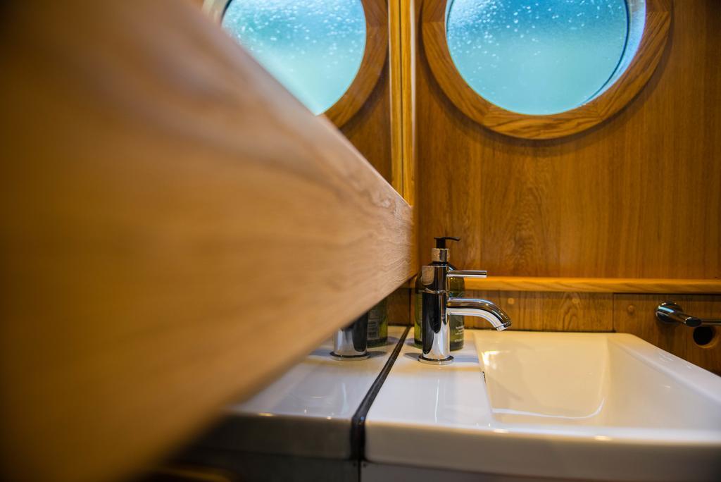 Narrowboat Puzzle Hotel Ely Exterior photo